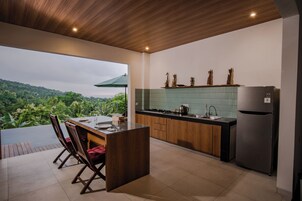 Frigorífico, lavavajillas, hervidor eléctrico y utensilios de cocina