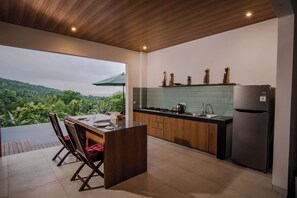 Fridge, dishwasher, electric kettle, cookware/dishes/utensils - Abinawa Hill Villa (Sukasada)