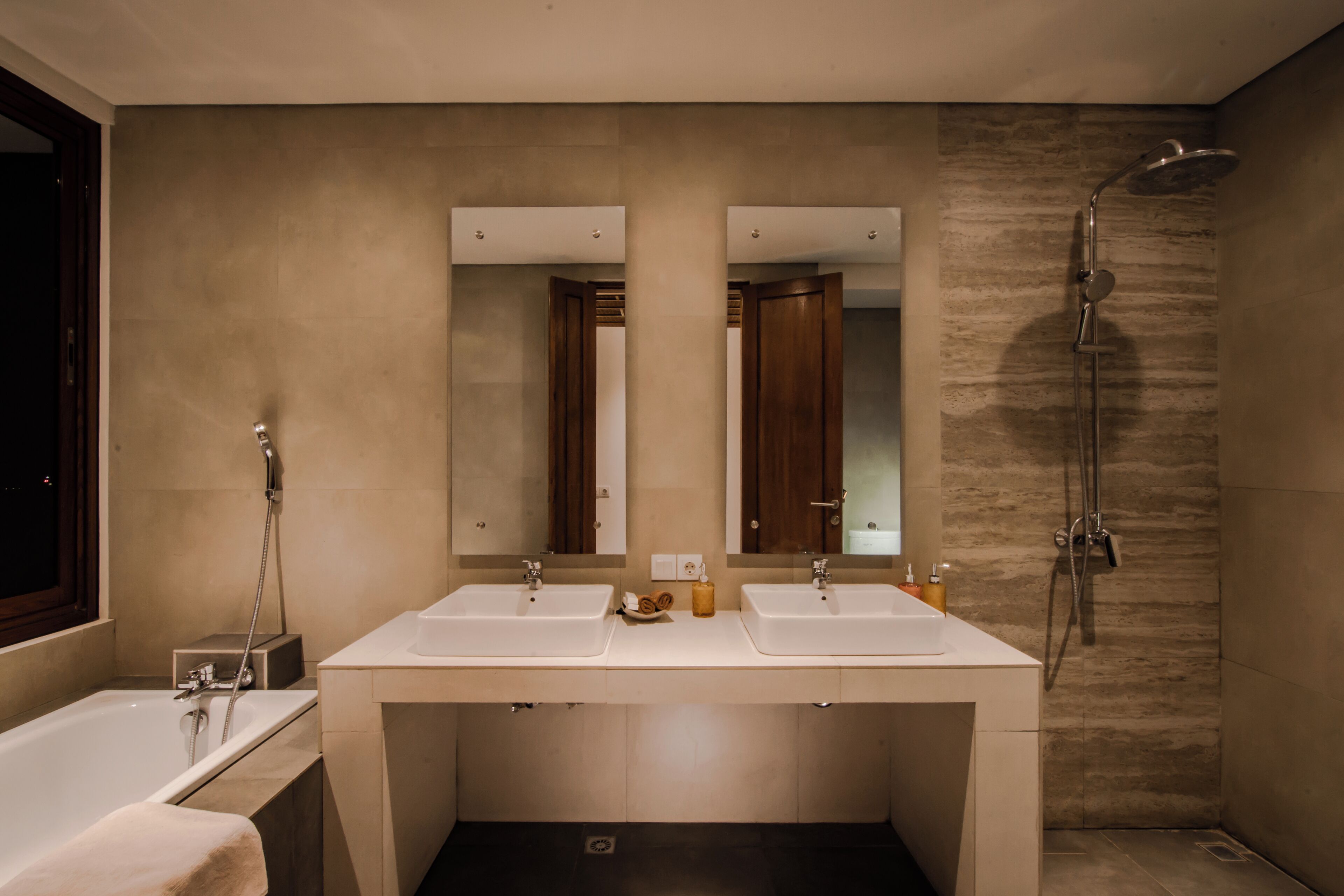 吹風機、毛巾、肥皂、洗髮精