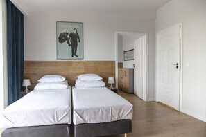 Chambre quadruple Standard | Literie hypoallergénique, espace de travail pour ordinateurs portables