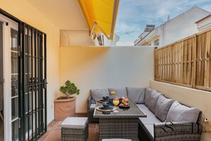 Outdoor dining - 3Bd townhouse Jacuzzi , Sea view , pool , private garage  REF031 (Benalmádena)