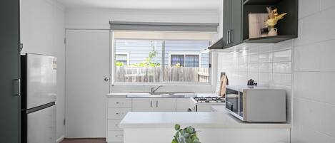 Kylskåp, mikrovågsugn, ugn och spishäll