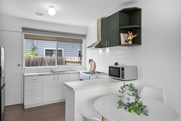 Réfrigérateur, four à micro-ondes, un four, surface de cuisson