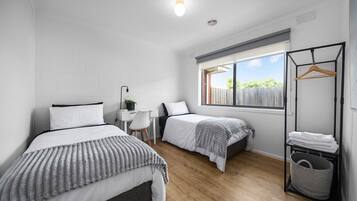 2 sovrum, skrivbord, strykjärn/strykbräda och gratis wi-fi