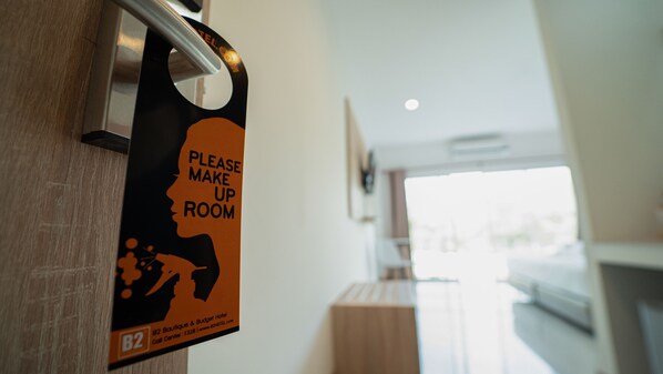 A hotel room door with a sign requesting guests to make up the room. - B2 Nakhon Sawan Boutique & Budget Hotel (Nakhon Sawan)