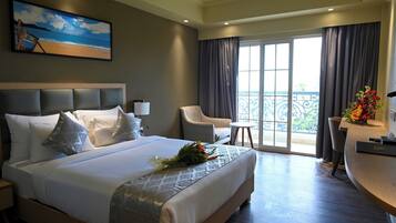 Deluxe Room | 1 bedroom, desk, iron/ironing board, free WiFi