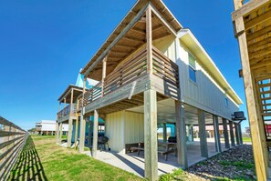Il s’agit d’un bâtiment en bois à deux étages, doté d’un patio couvert, d’un espace extérieur aménagé pour s’asseoir et offrant une vue sur les environs.