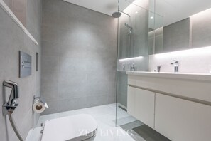 Bruser, hårtørrer, bidet, håndklæder