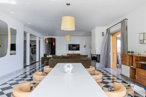 Televisión, videojuegos, futbolito y tenis de mesa 