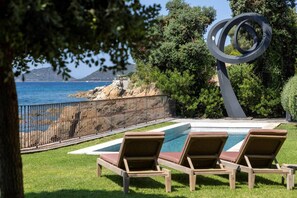 Alberca al aire libre y alberca climatizada