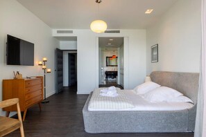 6 bedrooms, in-room safe, desk, iron/ironing board