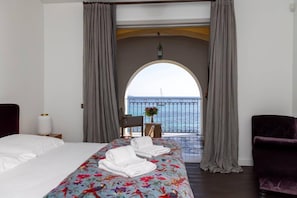 6 chambres, coffres-forts dans les chambres, bureau