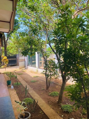 Double Room, Garden View | Living area