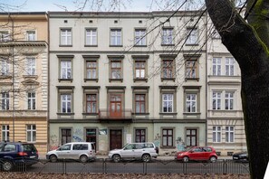 Front of property - Apartment With 2 Desks by Renters (Kraków)