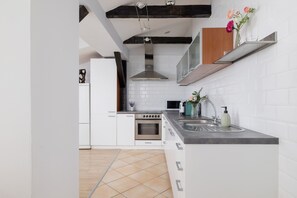 Apartment, 2 Schlafzimmer, Küche | Eigene Küche | Mikrowelle, Geschirrspüler, Wasserkocher mit Kaffee-/Teezubehör
