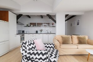 Living room - Apartment With 2 Desks by Renters (Kraków)