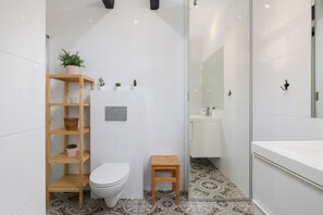 Apartamento, 2 habitaciones, cocina | Baño | Ducha y toallas