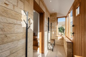 المنشأة من الداخل