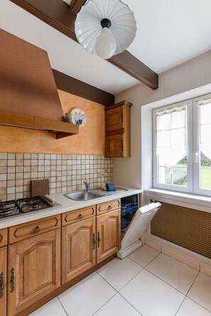 Fridge, microwave, oven, dishwasher - ERRAGOUNAN - Pretty country house near the golf (Plouarzel)