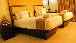 Rom – superior | Skrivebord, skrivebord for bærbar PC, blendingsgardiner og lydisolert