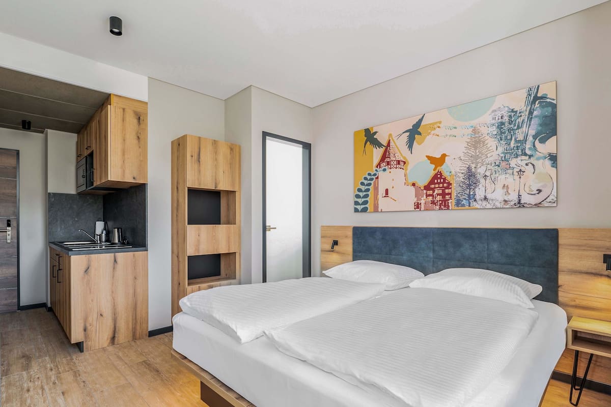 Dobbeltrom, ikke-røyk, tekjøkken (French Bed) | Blendingsgardiner, lydisolert, wi-fi (inkludert) og sengetøy