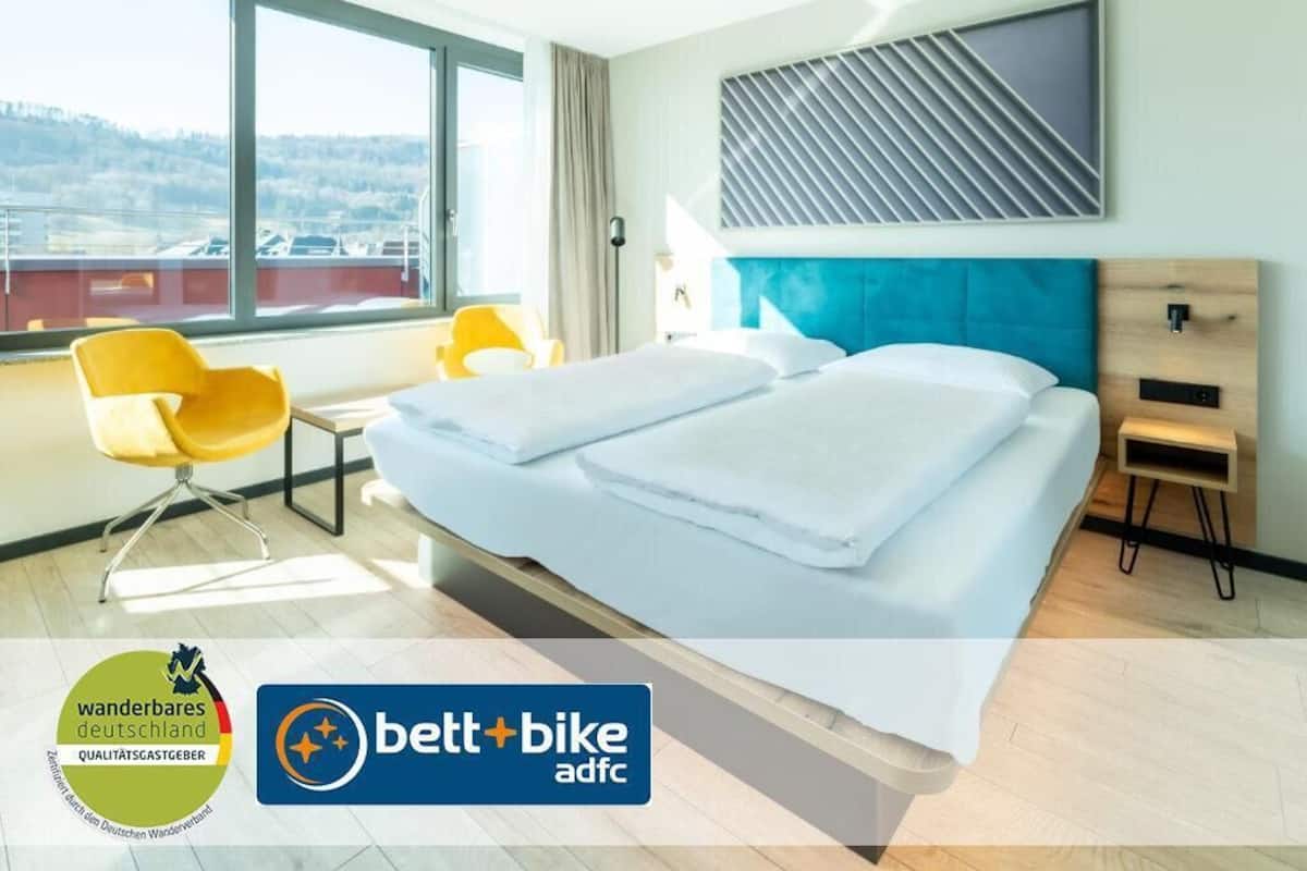 Dobbeltrom – premium, ikke-røyk, tekjøkken | Blendingsgardiner, lydisolert, wi-fi (inkludert) og sengetøy