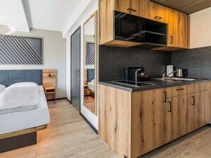 Premium-Doppelzimmer, Nichtraucher, Kochnische | Verdunkelungsvorhänge, schallisolierte Zimmer, kostenloses WLAN