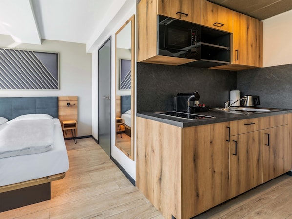 Premium Double Room, Non Smoking, Kitchenette | 1 bedroom, blackout drapes, soundproofing, free WiFi