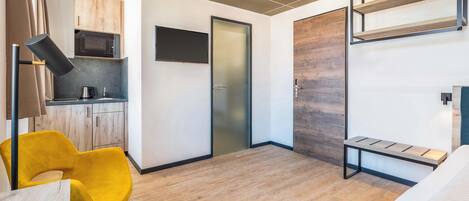 Enkeltrom, ikke-røyk, tekjøkken | Blendingsgardiner, lydisolert, wi-fi (inkludert) og sengetøy