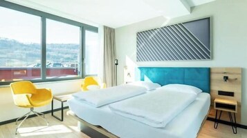 Cortinas opacas, sistema de insonorización, wifi gratis y ropa de cama