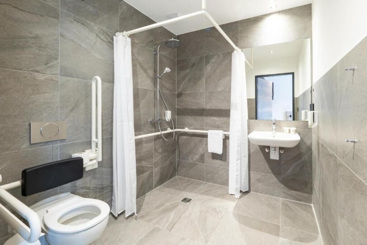 Un baño moderno con ducha, inodoro y lavabo.