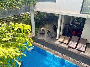 Suíte com design assinado, 1 quarto, sacada, vista para a piscina | Vista da sacada