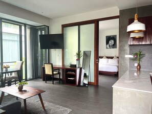 Signature-sviitti, 1 makuuhuone, parveke, näköala uima-altaalle | Oleskelualue | Älytelevisio