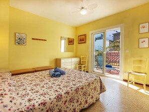 4 室のベッドルーム、デスク、インターネット