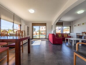 Televisión y chimenea 