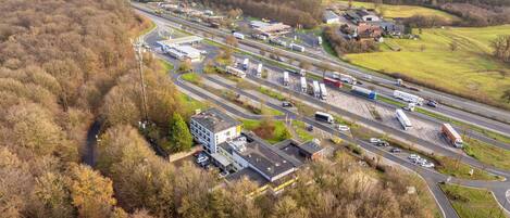 Vista aérea de un cruce de autopistas con múltiples carriles y vegetación circundante.