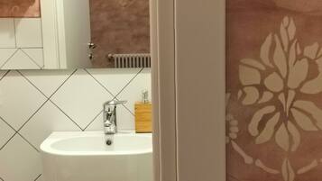 Doccia, asciugacapelli, bidet, asciugamani