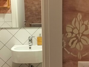 Dusche, Haartrockner, Bidet, Handtücher