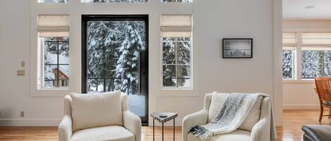 Smart TV, fireplace, stereo