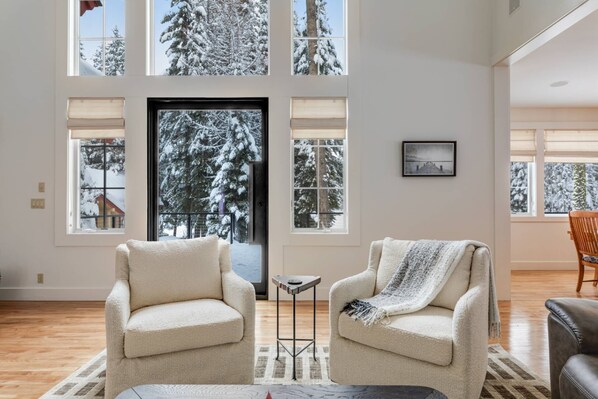 Smart TV, fireplace, stereo
