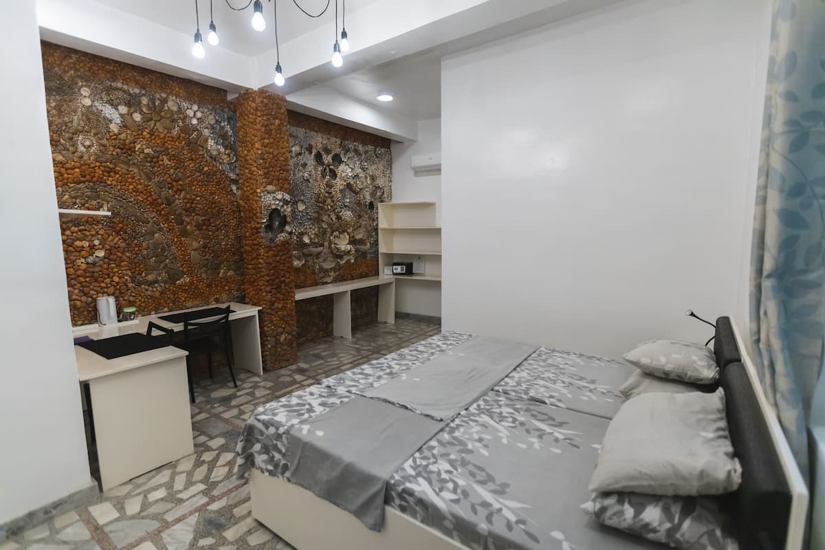 Standard Room | 1 bedroom, minibar, in-room safe, desk