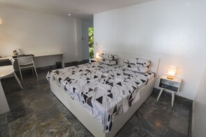 Dobbelt- eller tomannsrom – comfort | Minibar, safe på rommet, skrivebord og skrivebord for bærbar PC