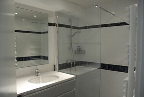 Shower, hair dryer, toilet paper