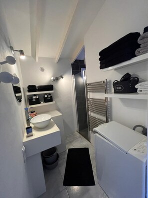 Shower, hair dryer, towels - Appartement vue sur la Baie de Santa Giulia - 4 Personnes (PORTO-VECCHIO)