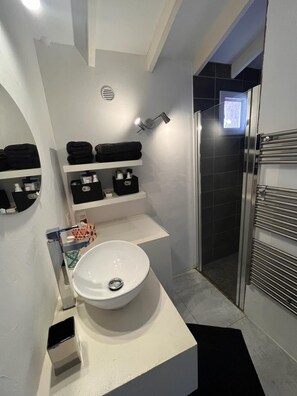 Dusche, Haartrockner, Handtücher