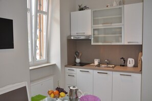 Private kitchen - Ferienwohnung direkt am Stand mit Terasse & Garten  (Crikvenica)