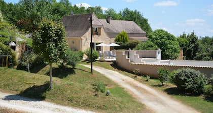 Freyssines, charmante maison familiale avec piscine privée, animaux acceptés!