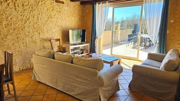 Télévision, lecteur de DVD, table de tennis de table, chaßne hi-fi