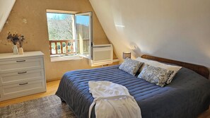 4 bedrooms, iron/ironing board, travel crib, free WiFi