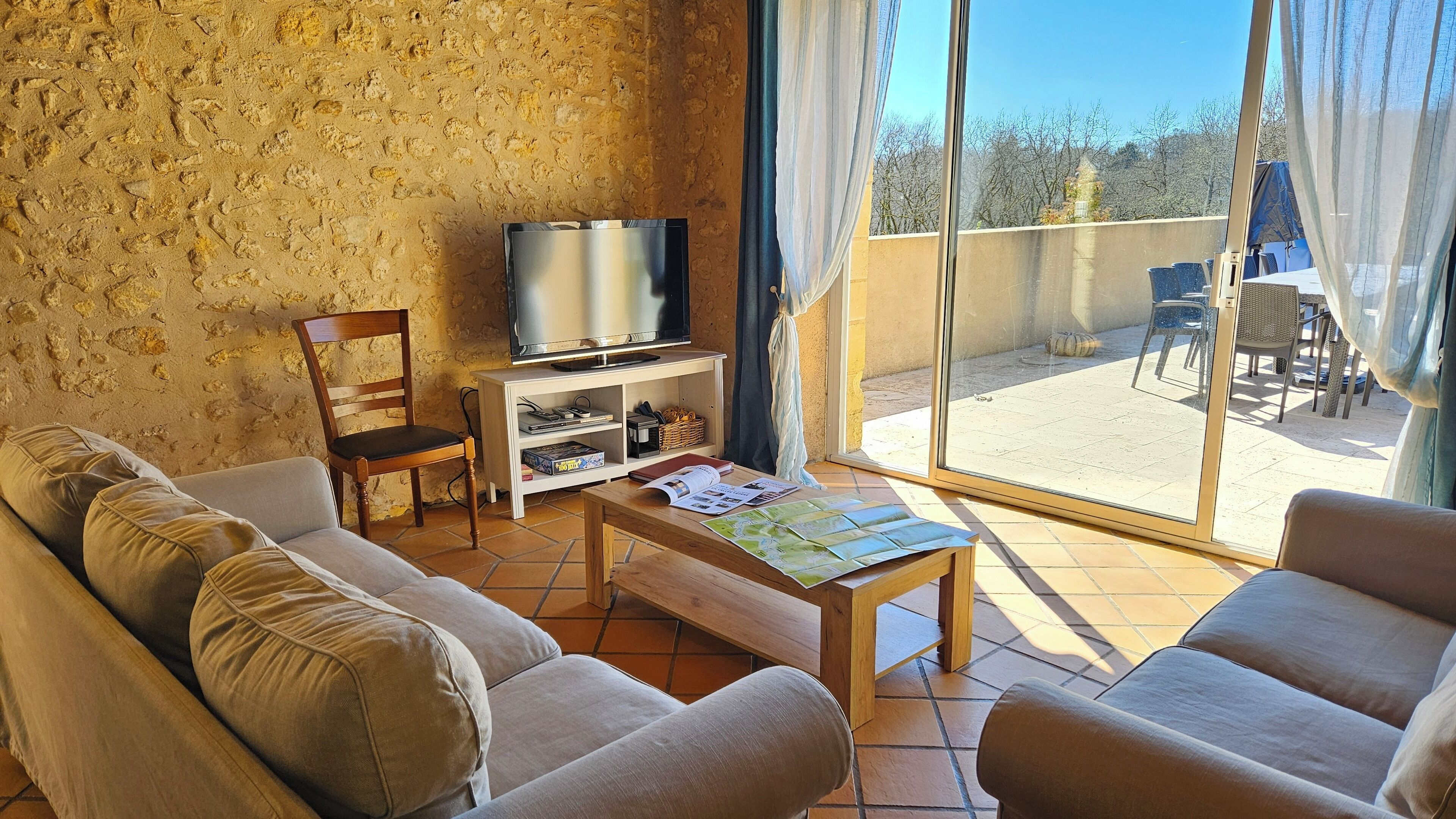 Télévision, lecteur de DVD, table de tennis de table, chaîne hi-fi